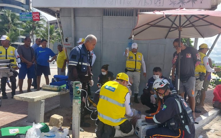 Agentes Ronda no Bairro prestam socorro a turista que passou mal na praia de Ponta Verde