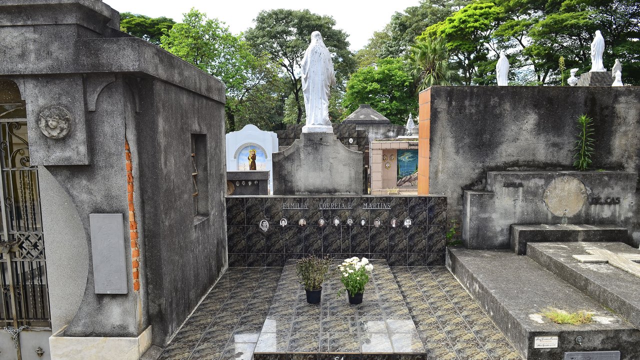 Polícia de SP investiga venda de dados de mortos a funerárias