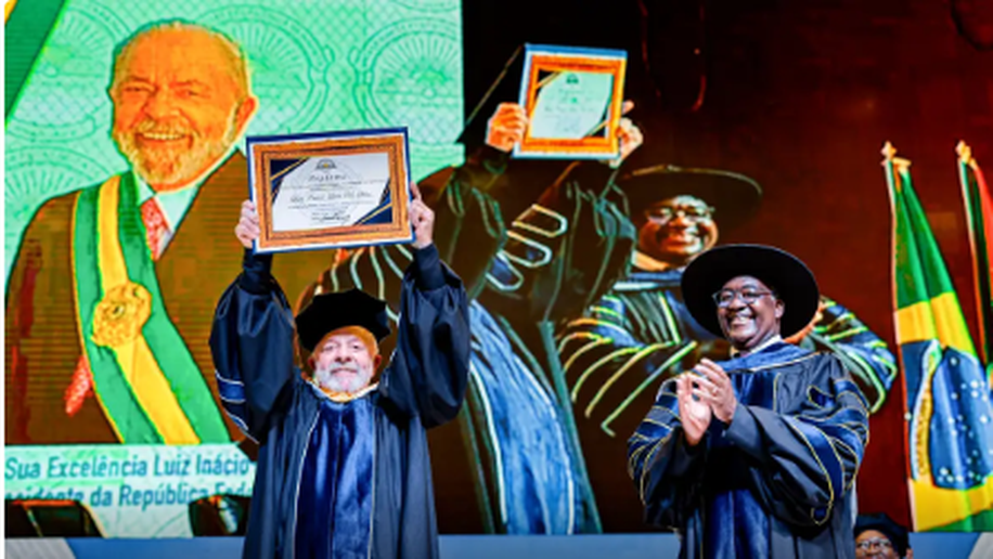 Lula recebe título de doutor honoris causa em Moçambique