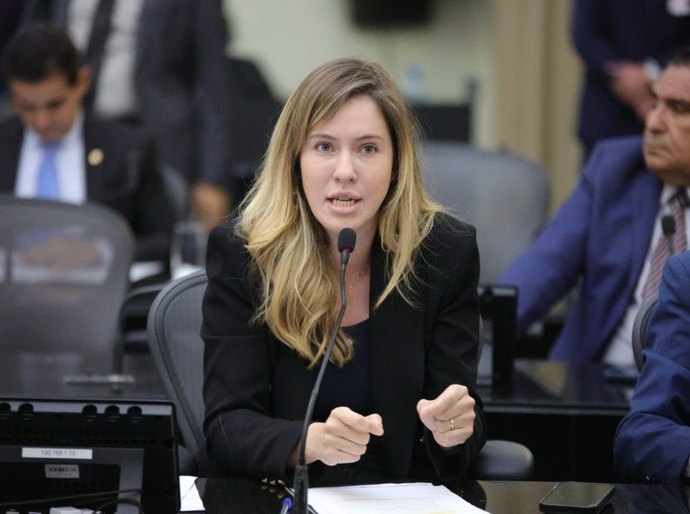 Cibele Moura solicita capacitação permanente para equipes odontológicas das UPAs, HGE e Hospital do Coração