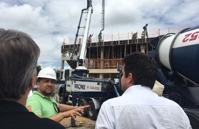 Prefeito vistoria construção da Praça de Esportes e Cultura