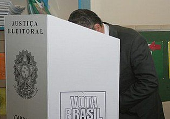 Eleições 2024: é permitido entrar com outra pessoa na cabine de votação?