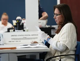 Senadores temem que as mudanças no Serviço Postal dos EUA possam privar os eleitores que votam pelo correio