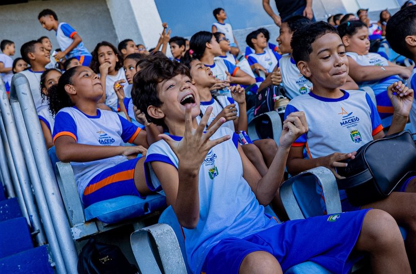 Estudantes vivenciam experiência do Projeto Jovem Torcedor no Rei Pelé