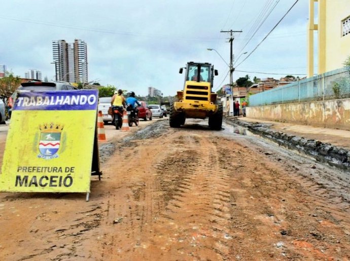 Prefeitura leva obras de drenagem e pavimentação ao Dique Estrada