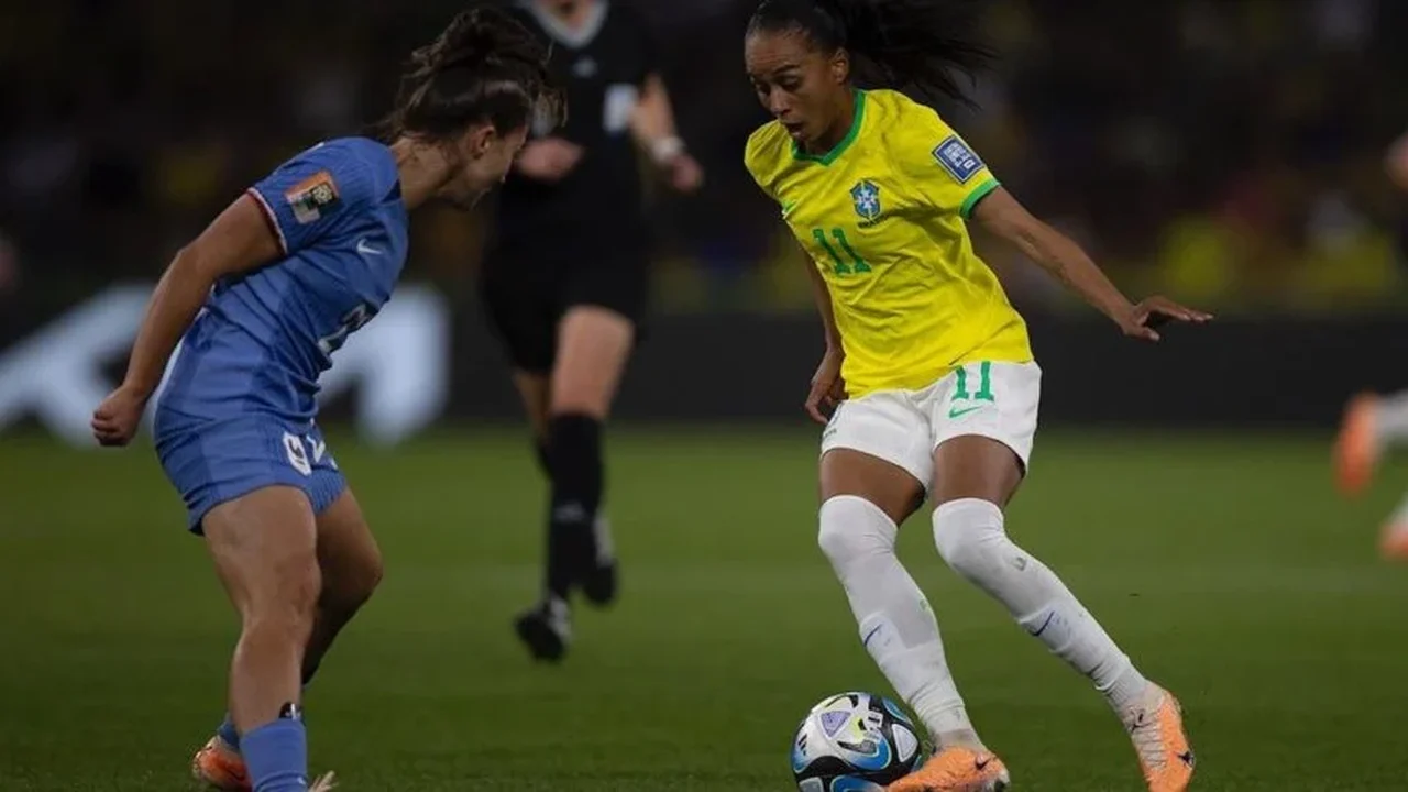 Governo sanciona regras da Copa do Mundo Feminina de 2027 e premia pioneiras da seleção