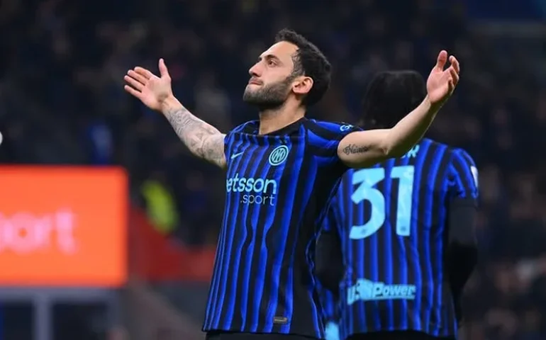 Inter de Milão vence Genoa e segue líder isolada após eliminação na Champions