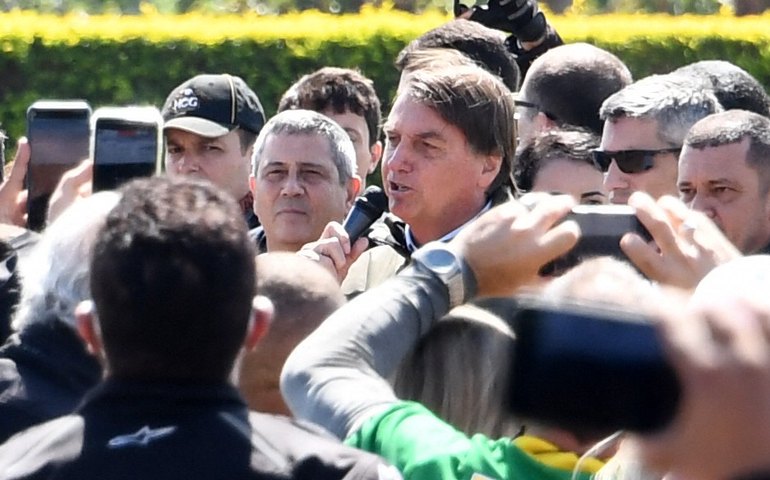 Bolsonaro causa aglomeração em Brasília e volta a defender ‘voto auditável’