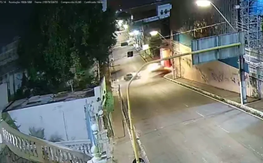 Ambulância atinge carro após furar semáforo em cruzamento de Maceió