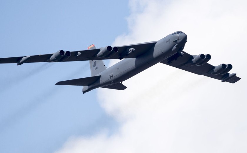 Bombardeiros B-52 dos EUA chegam ao Reino Unido para treinamento da OTAN (VÍDEO)