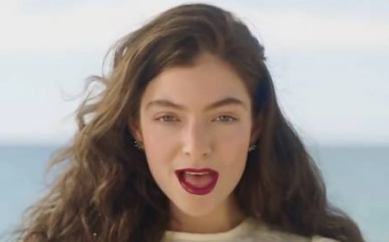 Lorde adia dois shows da turnê &#8216;Solar Power&#8217; após inflamação nas cordas vocais