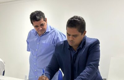 Prefeito de Santa Luzia do Norte empossa vereador na Secretaria de Saúde