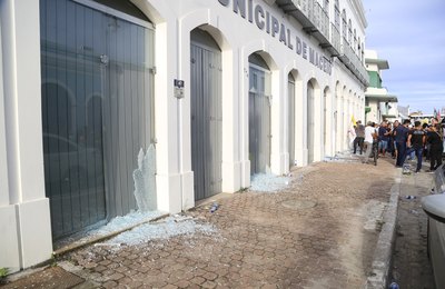Presidente da Câmara dá o outro lado da face para os servidores e vândalos