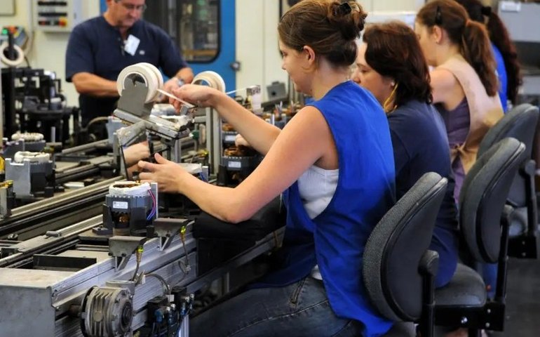 Produção industrial cai 0,2% em julho ante junho, revela IBGE