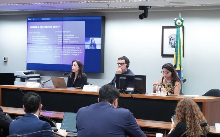 Especialistas alertam para conteúdos violentos direcionados a crianças e adolescentes em plataformas digitais