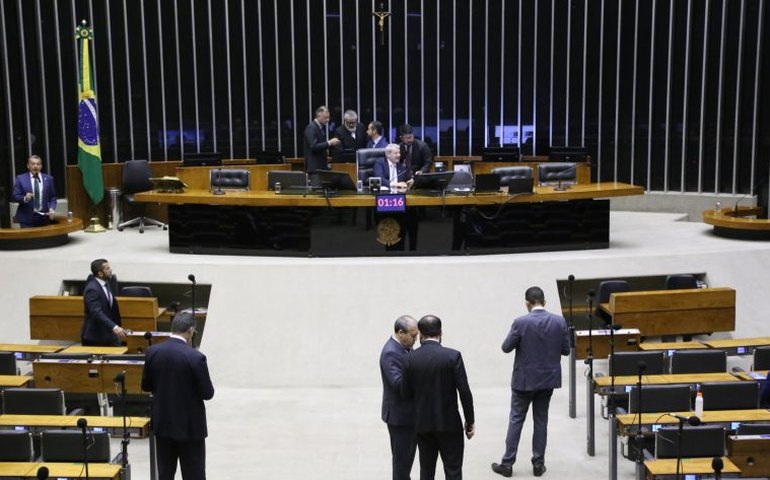 Deputados analisam projeto que reformula a Lei de Concessões Públicas; acompanhe