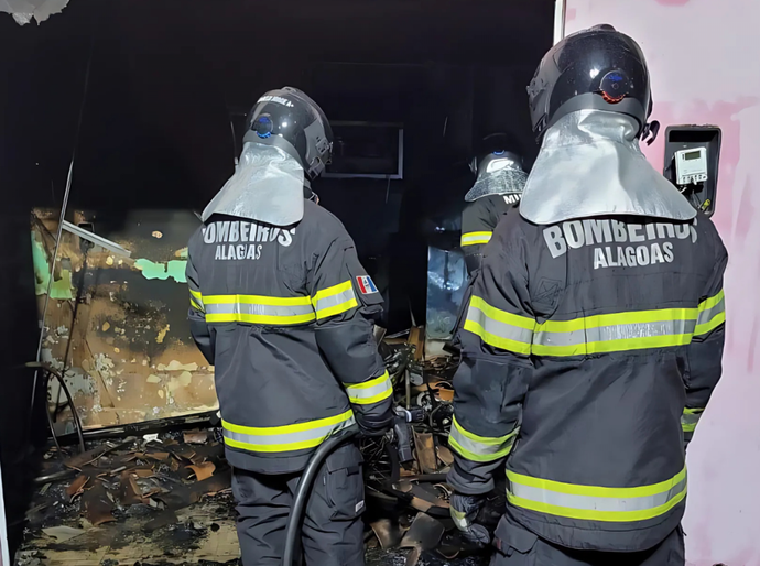 Corpo de Bombeiros combate três incêndios durante a madrugada desta terça-feira