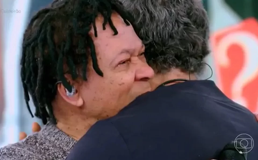 Djavan se emociona com homenagem no Caldeirão