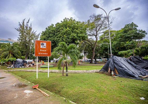 Prefeitura de Maceió retira famílias em situação de rua da Praça Sinimbu