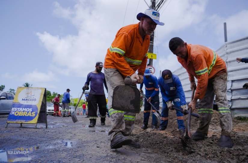 Rua Cônego Costa recebe mutirão emergencial da Operação Tapa-Buraco