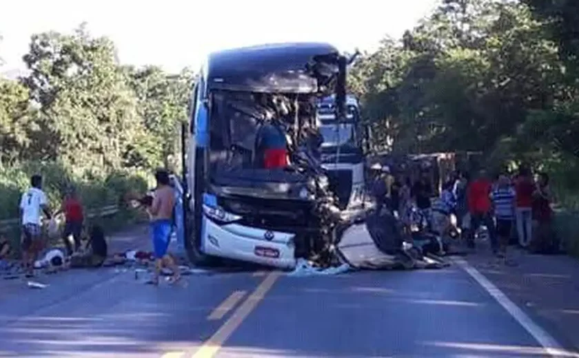 Acidente entre ônibus e carro deixa três mortos na zona leste de São Paulo
