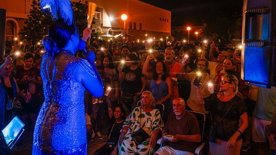 É muita cena: Ivana Iza celebra 30 anos de carreira com festa aberta ao público em frente ao Theatro Homerinho