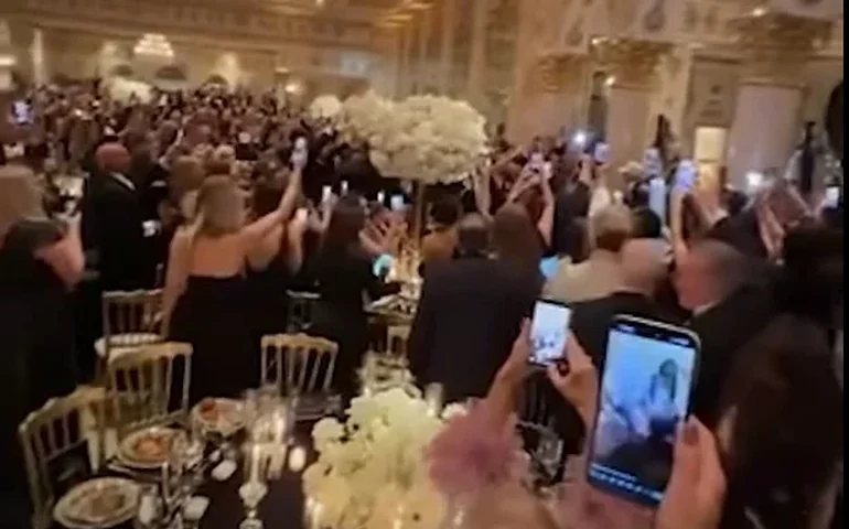 Trump é recebido com aplausos em evento de arrecadação de fundos em Mar-a-Lago.