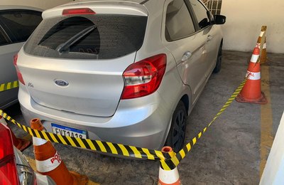 Polícia Científica de Alagoas irá periciar carro de motorista por aplicativo atacada em Maceió
