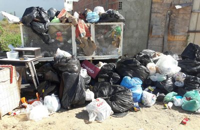 Descaso público: lixo se acumula nas ruas da Barra de São Miguel  