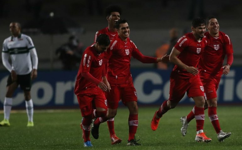 Galo segue letal fora de casa, vence o Coritiba e entra no G-4 da Série B
