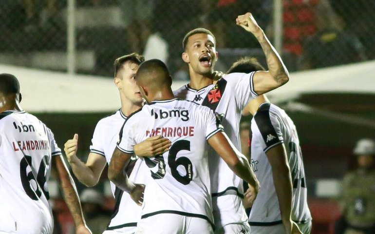 Vasco supera o Vitória em Salvador e se aproxima mais do G-6 do Brasileirão
