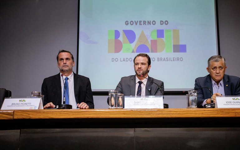 Governo propõe corte parcial na gasolina com compensação via receitas de petróleo