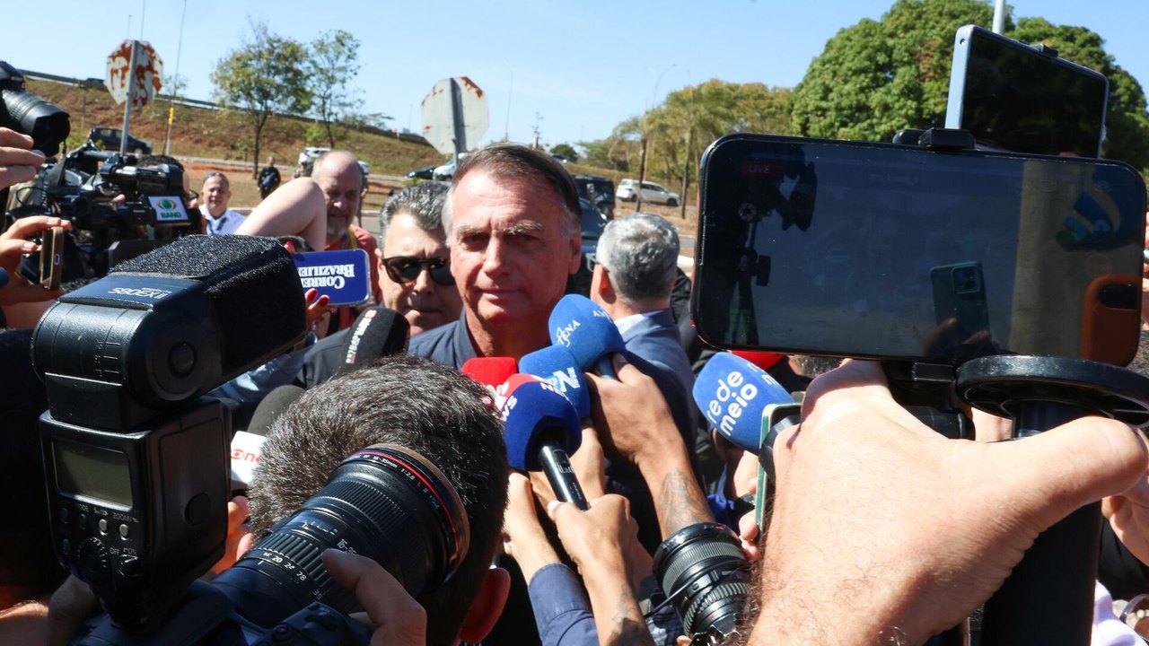 Moraes dá 24 horas para defesa de Bolsonaro explicar descumprimento de medidas