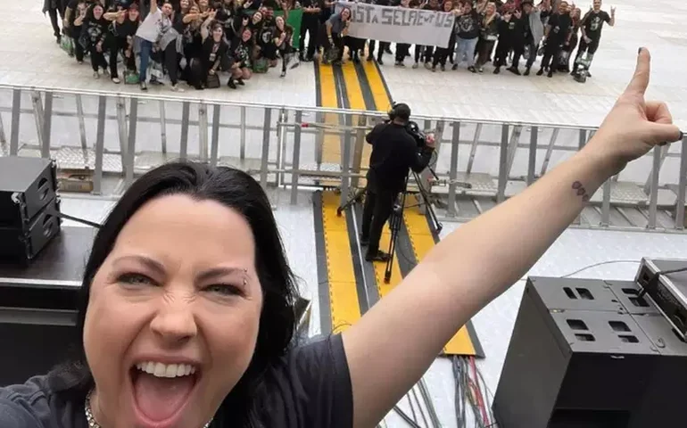 Amy Lee tira selfie com fãs que pagaram R$ 2 mil para ir ao soundcheck do Evanescence
