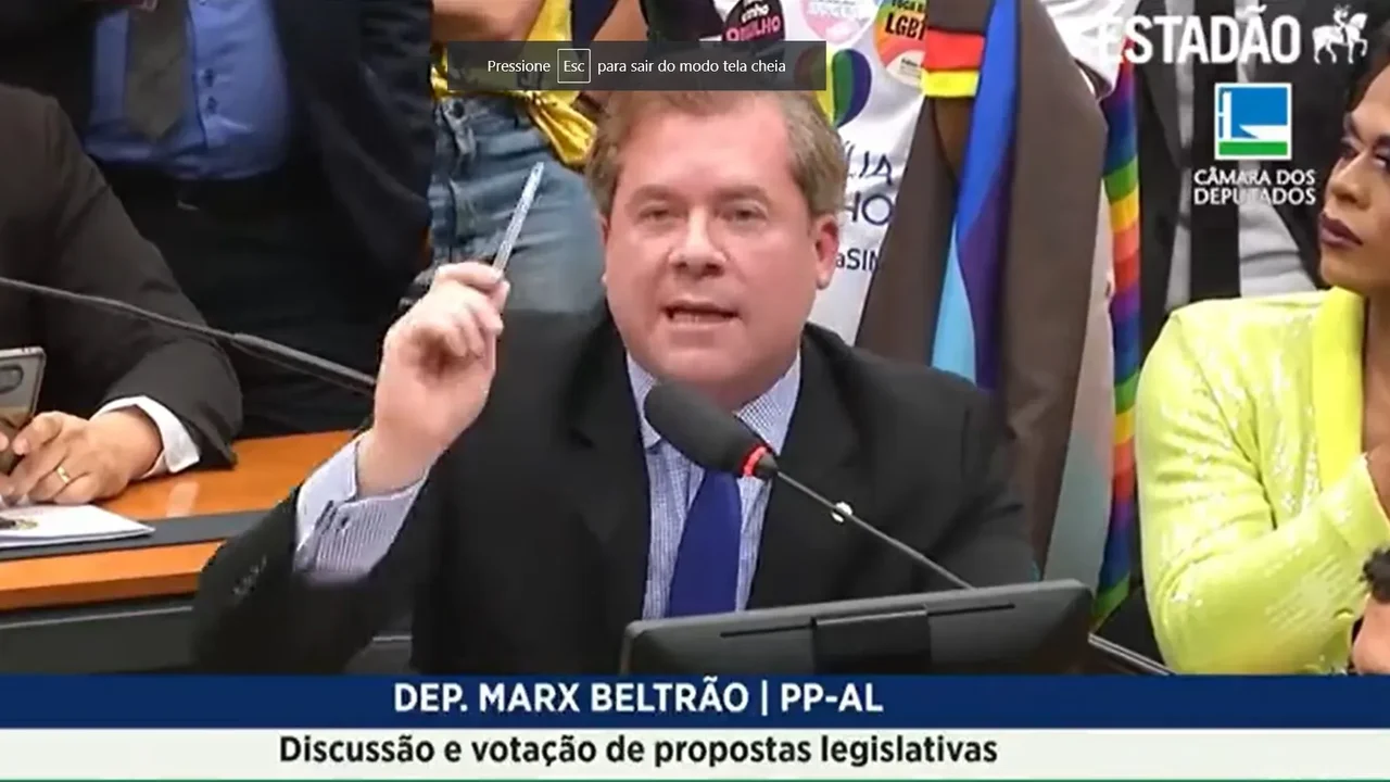 “Sussurros de gatinho” ecoam na voz de deputado federal que foi aplaudido na Câmara dos Deputados