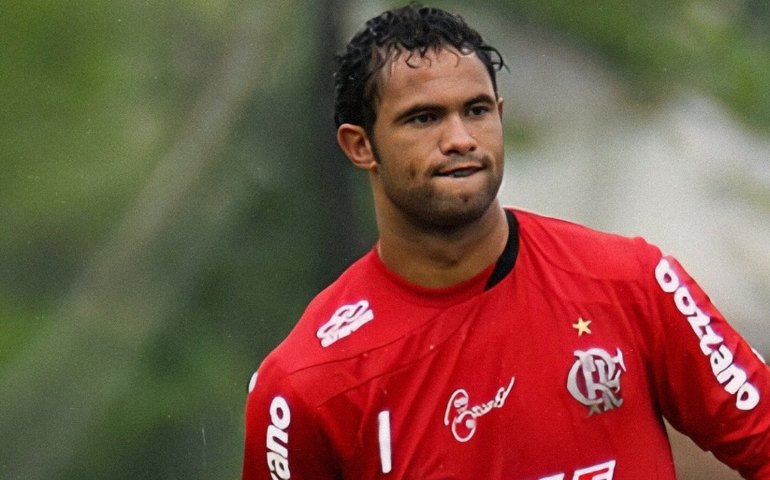 Goleiro Bruno tem liberdade condicional negada e segue foragido