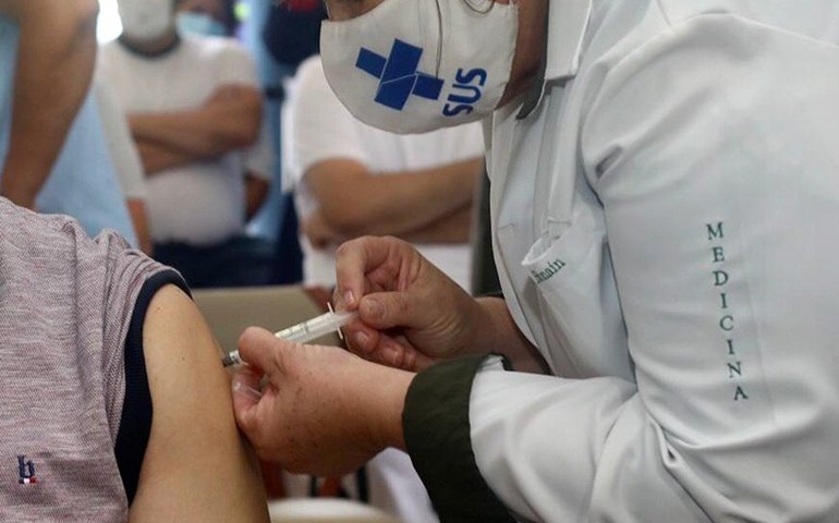 CAS debate projeto que pune simulação na aplicação de vacina