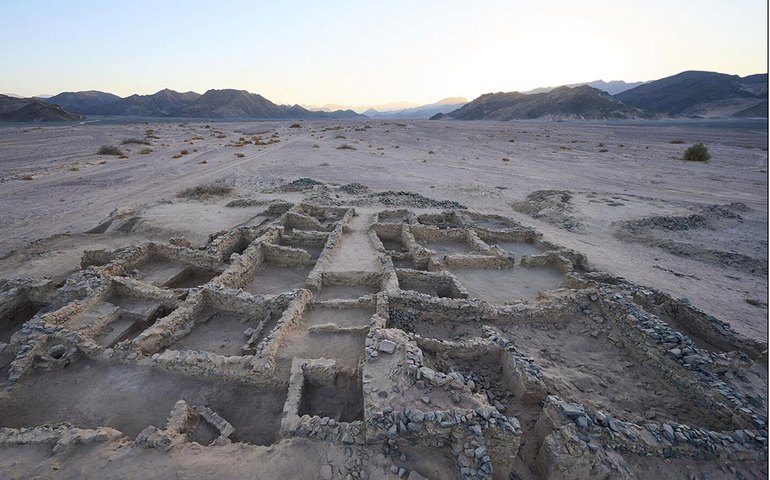 Arqueólogos desenterram algemas de ferro de 2.200 anos em antiga mina de ouro no Egito (FOTOS)