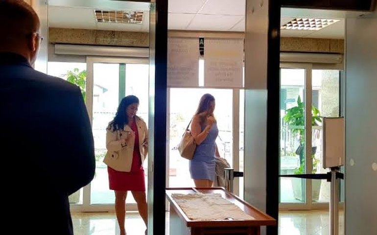 Juíza acusada de medir saias diz que se preocupa com o decoro