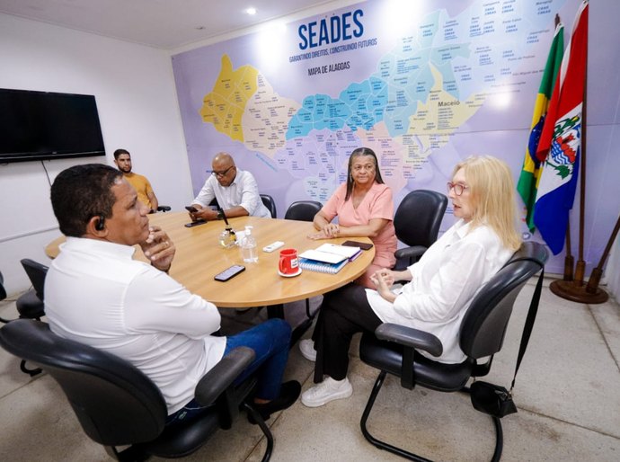 Prefeita Tia Júlia discute força-tarefa contra a insegurança alimentar em Palmeira