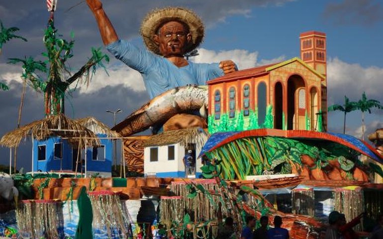 Boi Garantido abre o Festival Folclórico de Parintins no  Bumbódromo