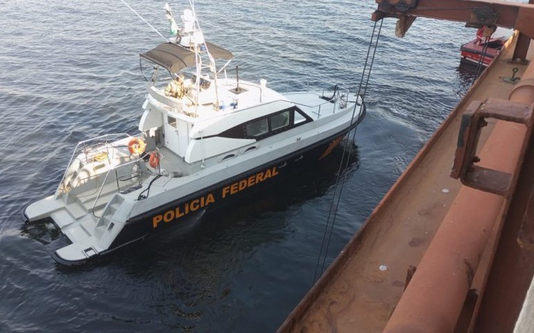 Cinco imigrantes clandestinos são encontrados em navio, no Rio