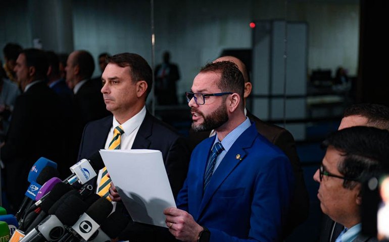 Parlamentares da oposição protocolam pedido de impeachment de Barroso