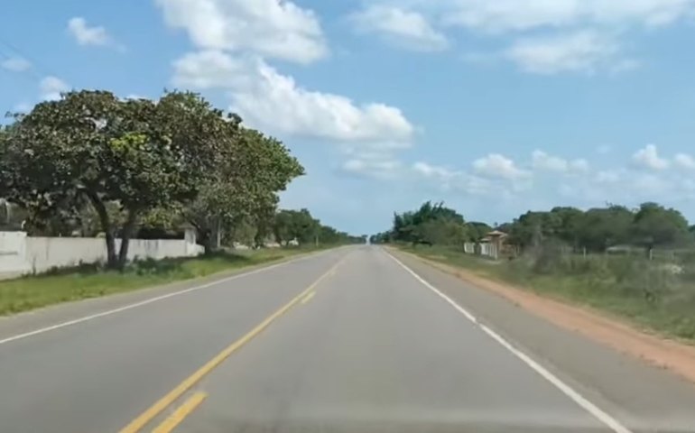 Acidente com dois ônibus e uma carreta mata 5 e deixa mais 25 feridos na Bahia