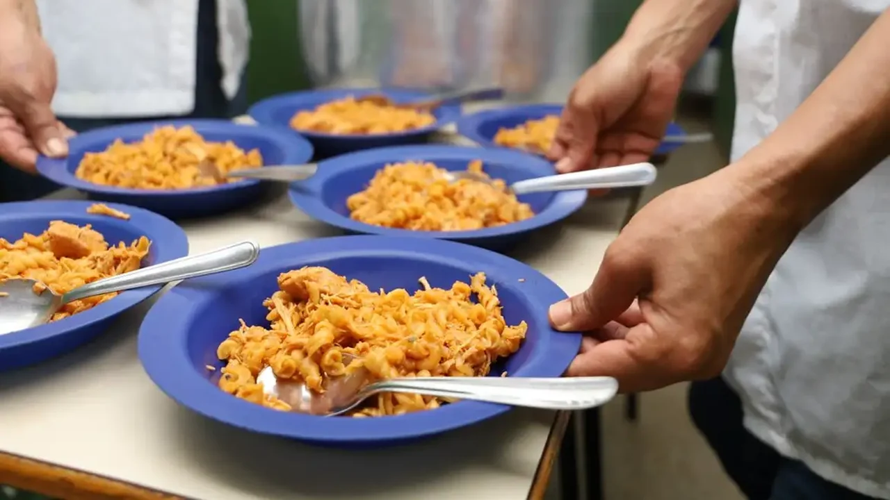 Alimentos afetados por tarifaço de Trump poderão ir para merenda escolar no Brasil
