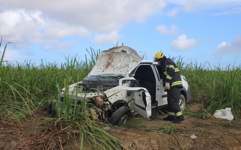 Bombeiros resgatam homem após carro cair em ribanceira de 50 metros em União dos Palmares