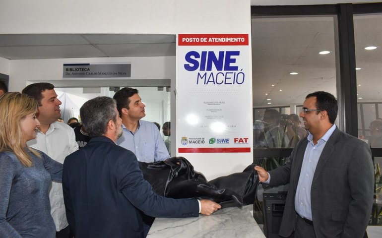Rui Palmeira inaugura nova unidade do Sine Maceió
