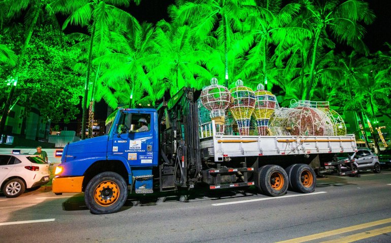 Prefeitura avança com a implantação da decoração de Natal em Maceió