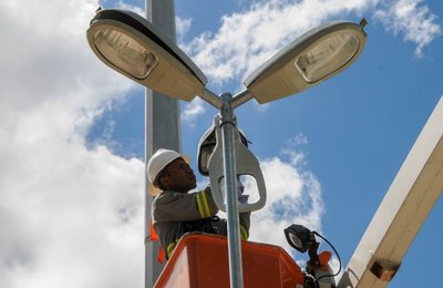 Praça no Santos Dumont ganha iluminação de LED