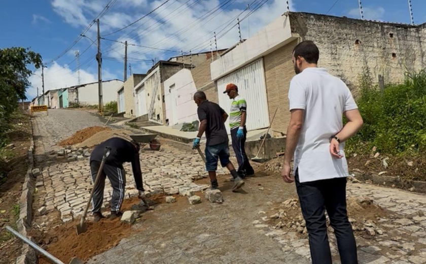 Prefeito de Anadia acompanha obras de recuperação de pavimentação